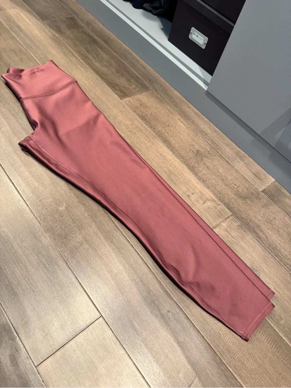 ALO Yoga air lift High-Rise Performance Leggings in burgundy truffle